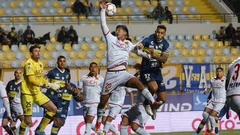 Everton y Unión se ven las caras en Viña del Mar.