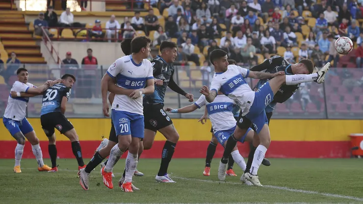 Jugador de Universidad Católica le rindió homenaje a Juan Izquierdo.
