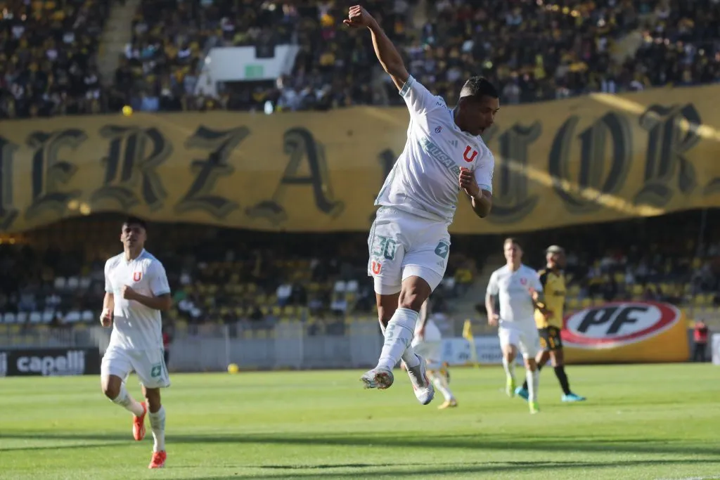 Cristián Palacios entró desde el banquillo y le dio el triunfo a la U. Foto: Photosport.