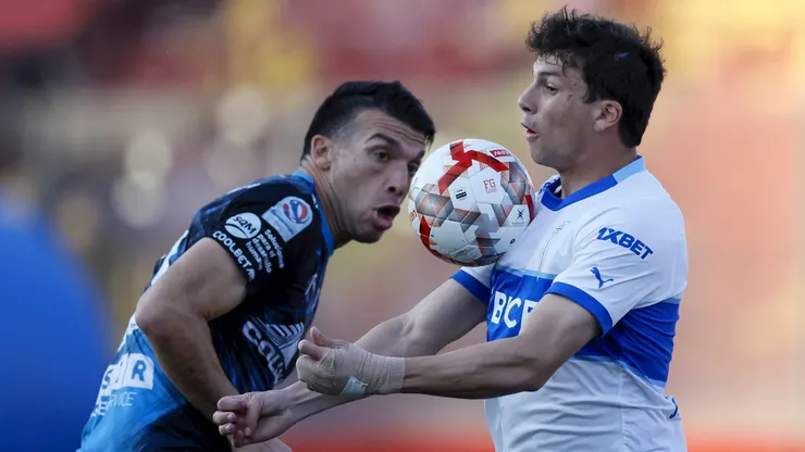 Futbol, Universidad Catolica vs Deportes Iquique. Fecha 23, campeonato Nacional 2024. El jugador de Universidad Catolica Gonzalo Tapia, derecha , disputa el balon con Matias Blazquez de Deportes Iquique durante el partido de primera division realizado en el estadio Santa Laura de Santiago, Chile. 31/08/2024 Andres Pina/Photosport Football, Universidad Catolica vs Deportes Iquique. 23rd turn, 2024 National Championship. Universidad Catolica's player Gonzalo Tapia, right, vies for the ball against Matias Blazquez of Deportes Iquique during a first division match at the Santa Laura stadium in Santiago, Chile. 31/08/2024 Andres Pina/Photosport