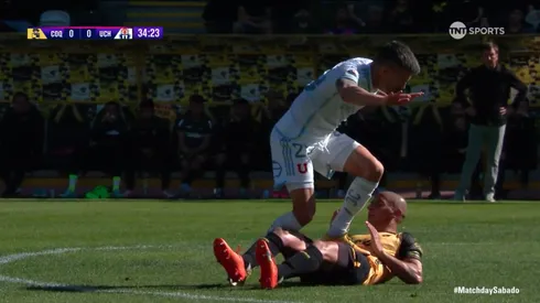 Charles Aránguiz le pegó feroz pisotón a Alejandro Camargo.