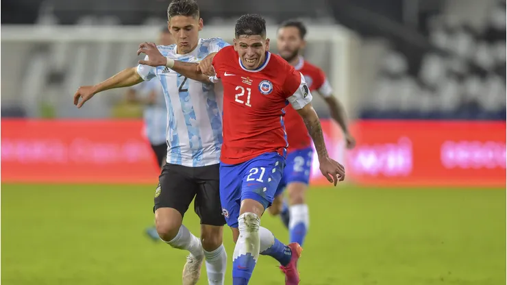 Carlos Palacios ha sido figura jugando más enganchado en Colo Colo y algunos lo piden como el 10 de Chile.