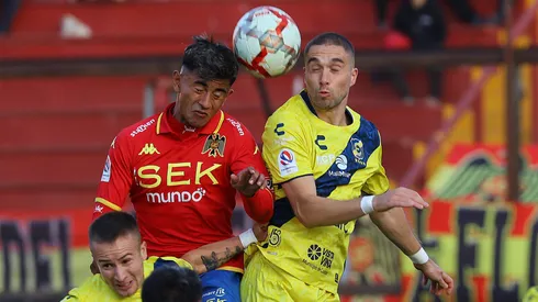Franco Frías y Diego Oyarzún pelean por la pelota en el partido de la fecha 8 del Campeonato Nacional 2024 entre Unión Española y Everton.