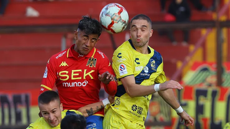 Franco Frías y Diego Oyarzún pelean por la pelota en el partido de la fecha 8 del Campeonato Nacional 2024 entre Unión Española y Everton.