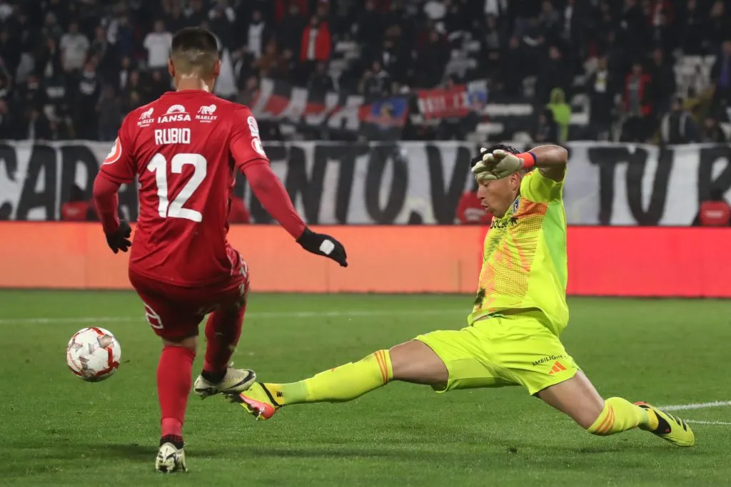 Brayan Cortés se confió y casi le regala el empate a Ñublense contra Colo Colo. Foto: Photosport.