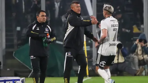 Jorge Almirón felicita a Carlos Palacios por su nivel en Colo Colo.