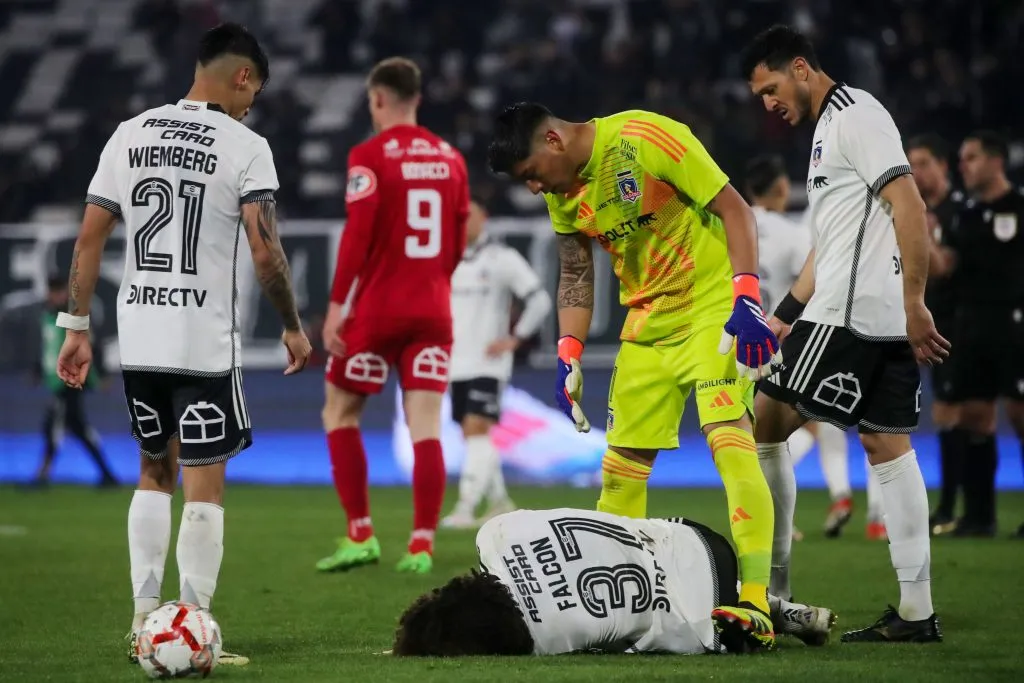 Maximiliano Falcón preocupó a todo Colo Colo tras terminar el partido con Ñublense con mucho dolor en su brazo. Foto: Photosport.