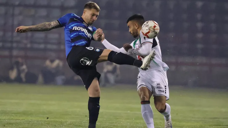 Huachipato y Palestino se miden en Talcahuano.