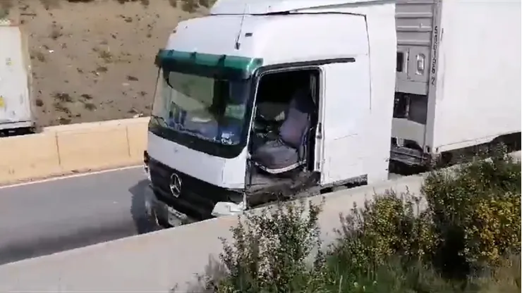 Camión avanza descontrolado por Valparaíso sin conductor.