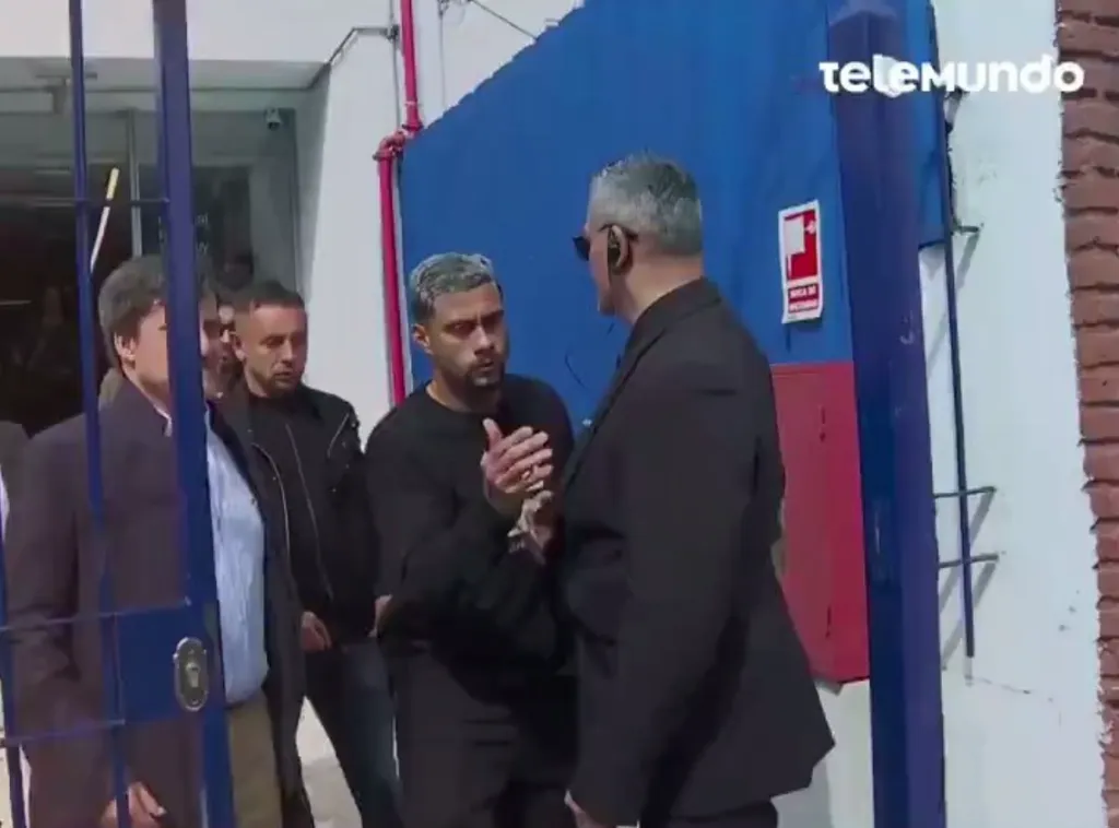 Míchel Araujo sale del velatorio de Juan Izquierdo. Rafinha viene atrás. (Captura Telemundo).