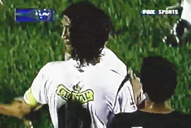 Andrés González intenta calmar al Kalule Meléndez en el partido de Colo Colo ante Alajuelense. El Cacique ganó 4-0. (Captura Fox Sports).