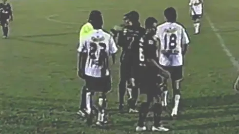 Andrés González y Arturo Vidal ante Alajuelense de Costa Rica.