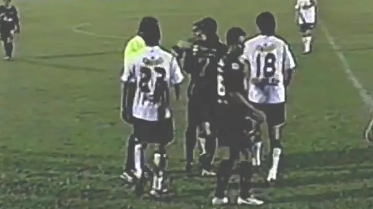 Andrés González y Arturo Vidal ante Alajuelense de Costa Rica.