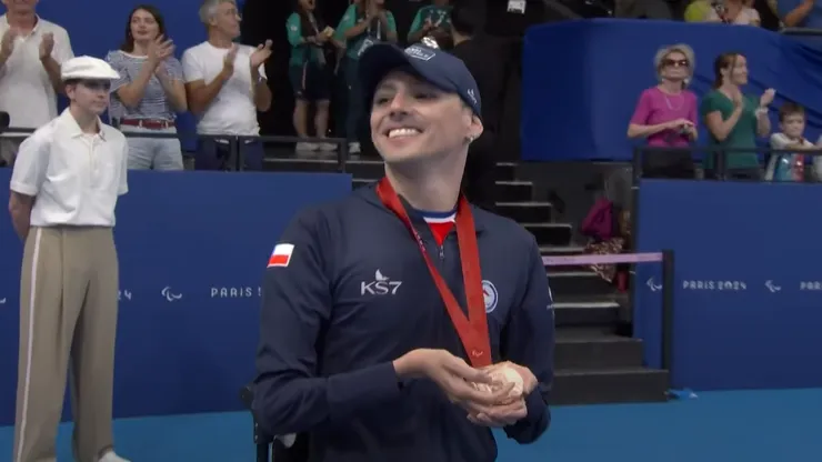Alberto Abarza con su medalla de bronce en París 2024