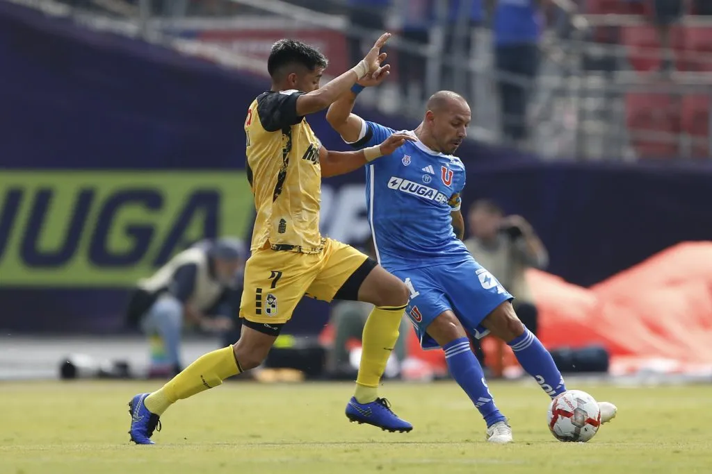Marcelo Díaz es la gran duda de la U para el duelo con Coquimbo Unido, lo que obliga a pensar en un nuevo mediocampo. Foto: Photosport