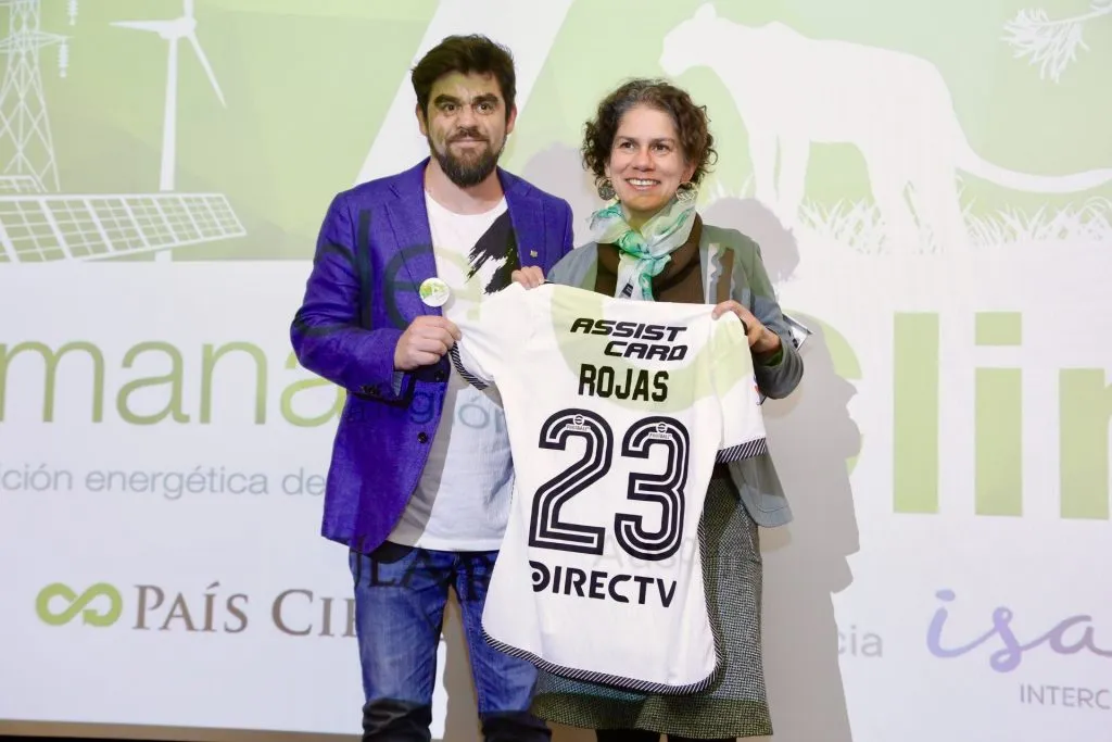 La ministra Rojas con la camiseta del Cacique. | Foto: @Maisa_Rojas