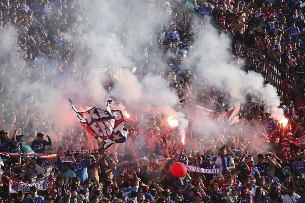 Los hinchas de la U prendieron bengalas y lanzaron fuegos artificiales en el Superclásico | Photosport