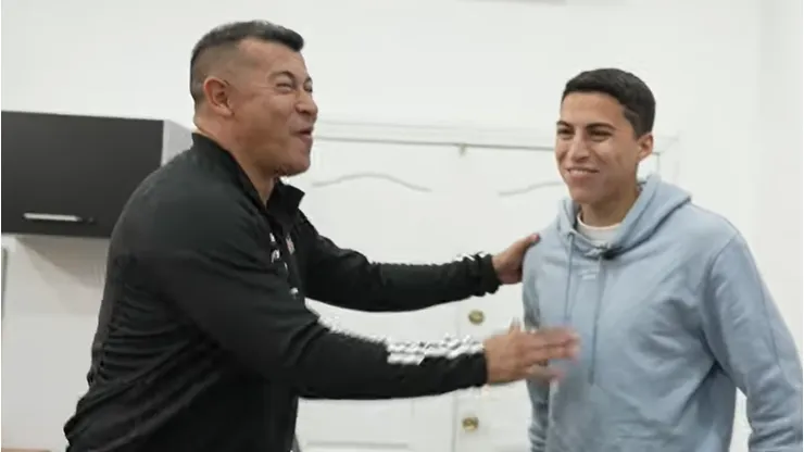 Jorge Almirón y Jonathan Villagra bromearon en la oficina del DT de Colo Colo.