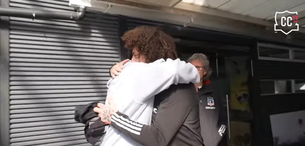 Peluca Falcón recibió con afecto a Jonathan Villagra. (Captura Colo Colo TV).