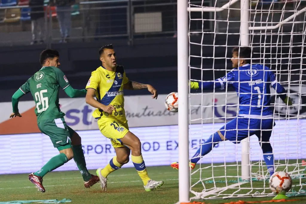 Rodrigo Contreras anotó un doblete para el triunfo de Everton contra Audax Italiano. Foto: Photosport.