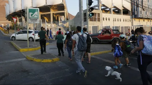 Evacuación de tsunami en Iquique ante alerta de salida de mar en casi todo el litoral costero nacional, 15 de enero de 2022