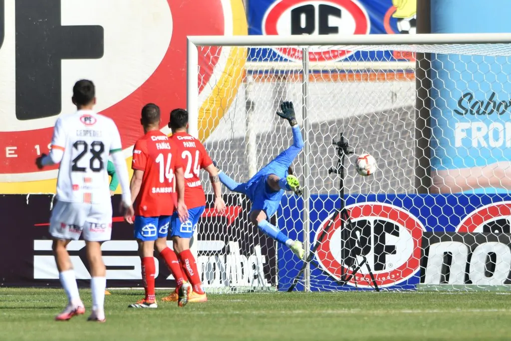 Cobresal derrotó a Universidad Católica y la dejo casi sin chances de ser campeona al final de la temporada. Foto: Photosport.