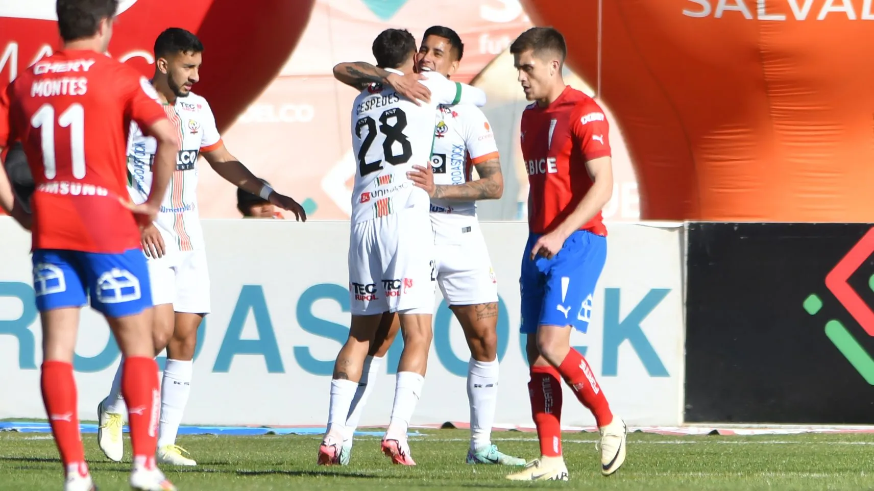 Cobresal amargó a Universidad Católica y la complica en la tabla de posiciones. Foto: Photosport.