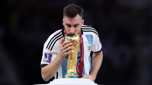 Nicolás Tagliafico besa el trofeo de campeón del mundo en Qatar 2022.