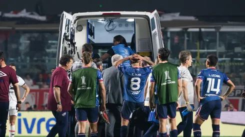 Terribles imágenes del momento en que evacuan de la cancha a Juan Izquierdo.