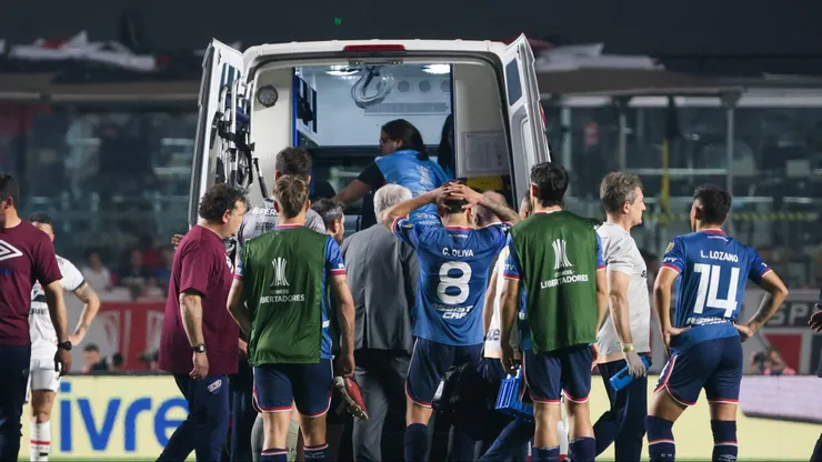Terribles imágenes del momento en que evacuan de la cancha a Juan Izquierdo.