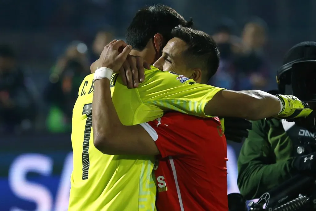 Alexis Sánchez dejó en claro que, para él, Claudio Bravo es el mejor arquero en la historia de Chile. Foto: Photosport.