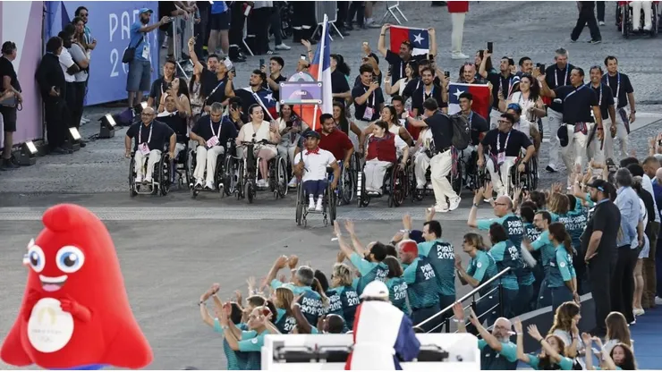 El Team ParaChile destacó con luz propia en el desfile inaugural de los Paralímpicos París 2024.