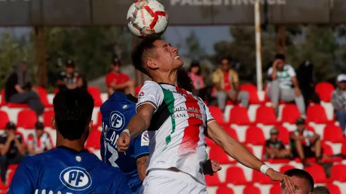 Iván Román le gana el duelo aéreo a Renzo Malanca, en el partido de la fecha 7 entre Palestino y Huachipato en el Campeonato Nacional.