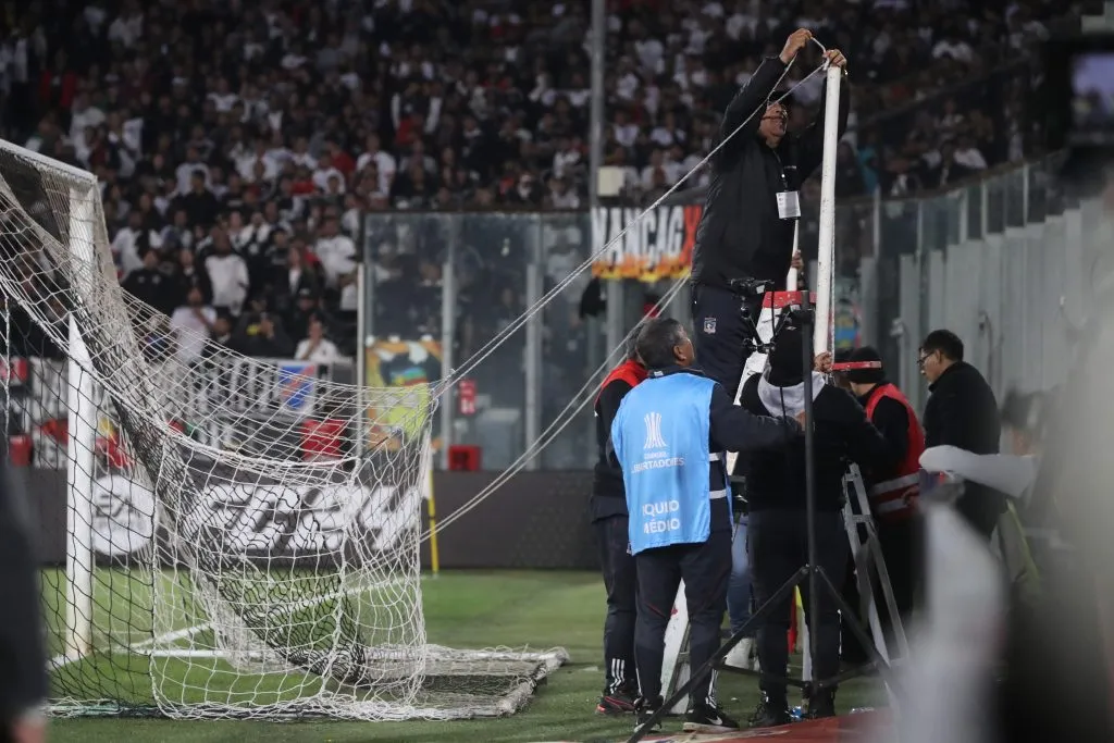 Ante Cerro Porteño, en el Monumental tuvieron que retirar la malla ante el intento de ingreso de la ambulancia | Photosport