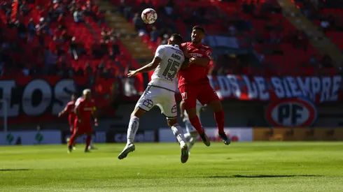 Emiliano Amor y Gabriel Graciani disputan la pelota en el aire en Ñublense vs Colo Colo, en el Estadio Nelson Oyarzún.