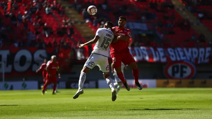Emiliano Amor y Gabriel Graciani disputan la pelota en el aire en Ñublense vs Colo Colo, en el Estadio Nelson Oyarzún.