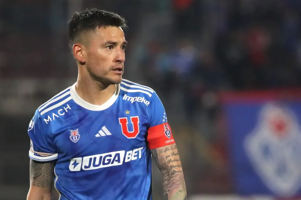 Charles Aránguiz como capitán de la U. Foto: Jonnathan Oyarzun/Photosport