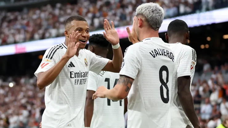 Kylian Mbappé felicita a Federico Valverde por su gol frente a Real Valladolid, en la Jornada 2 de LaLiga 2024/25.