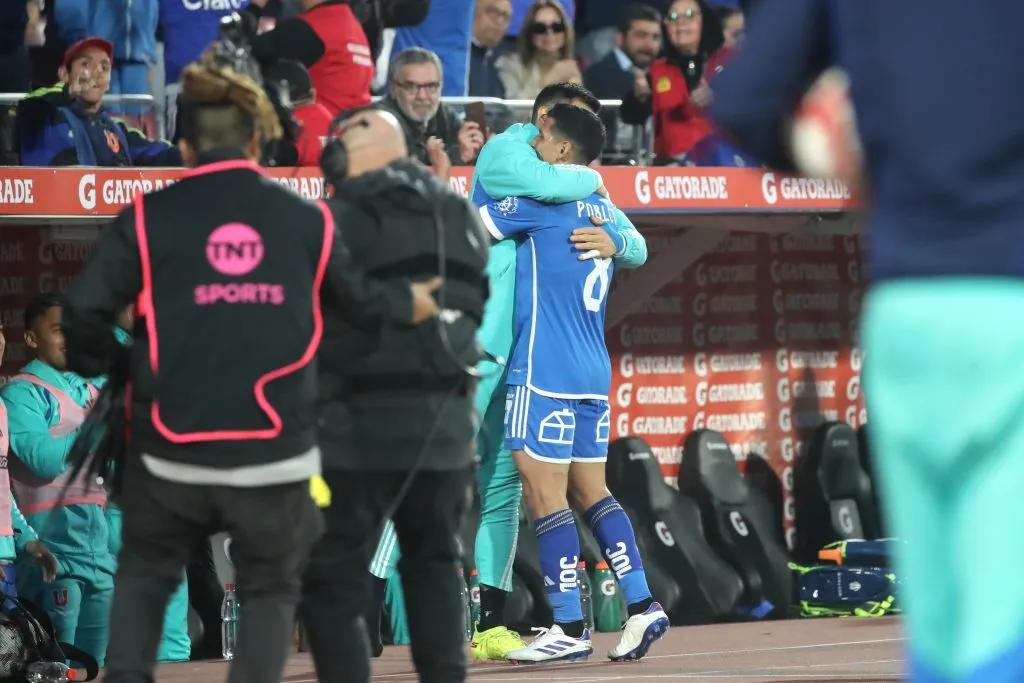 El abrazo de Israel Poblete con Cristopher Toselli en la U. Foto: Jonnathan Oyarzun/Photosport