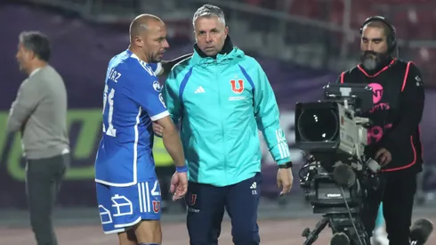 Gustavo Álvarez agradece lo que le entrega Marcelo Díaz.