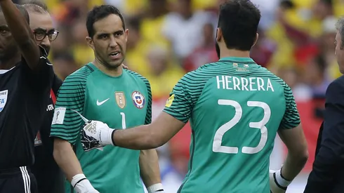 Johnny Herrera alabó a Claudio Bravo y cuestionó a quienes lo critican como el mejor arquero de la historia de Chile.