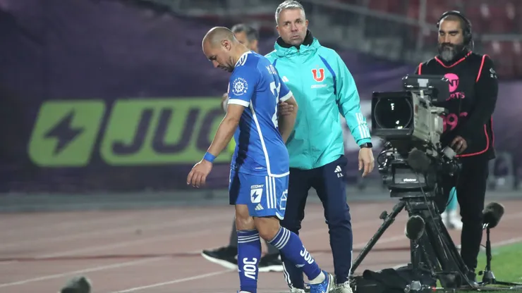 Marcelo Díaz tuvo que ser reemplazado sobre el final del primer tiempo.