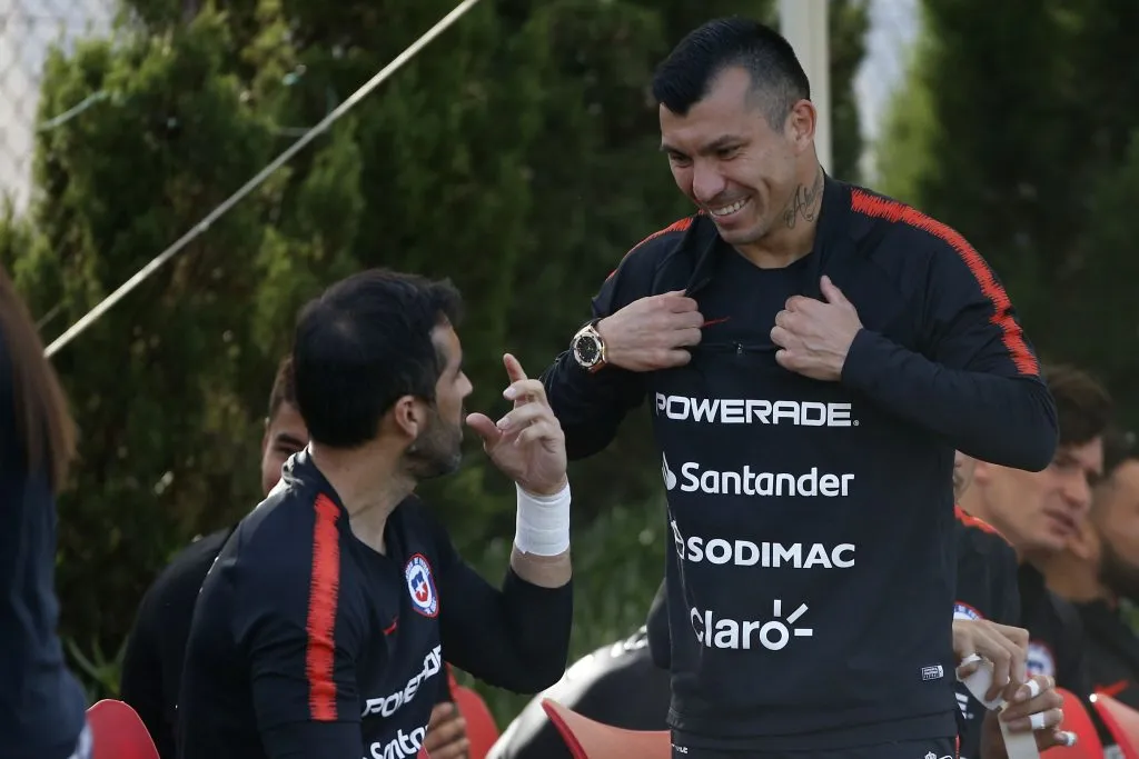 Gary Medel y Claudio bravo, grandes amigos en La Roja | Photosport