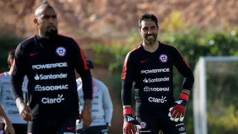 Claudio Bravo pone de ejemplo a Arturo Vidal para explicar por qué no se retiró en Colo Colo.