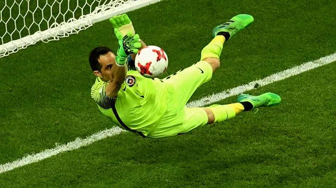 La prensa internacional hace eco del retiro de Claudio Bravo.