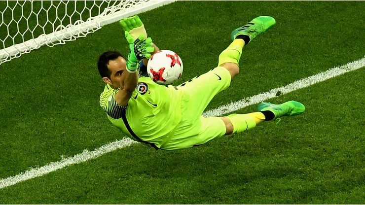La prensa internacional hace eco del retiro de Claudio Bravo.