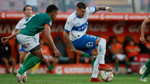 Pinares gira ante la marca de Toro, en el partido de la fecha 7 entre Universidad Católica y Cobresal.