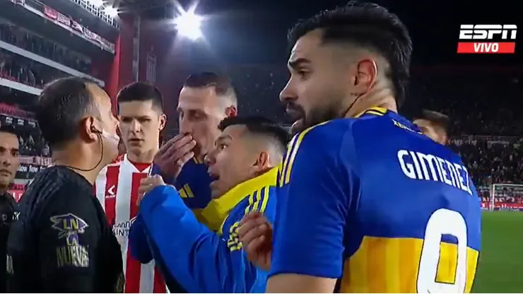 Gary Medel y Darío Herrera tuvieron una charla pospartido.