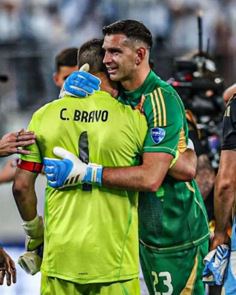 El saludo del Dibu Martínez a Bravo hace pocas semanas, en Copa América