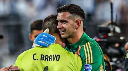 El saludo del Dibu Martínez a Bravo hace pocas semanas, en Copa América